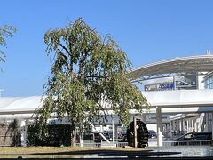 　成田空港第1ターミナル。この水車を見ると、帰ってきたと思います。右端のちびっこが水遊び中。冷たくないのかな？