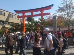 JR稲荷駅で、電車を降りる。
お天気上々、脈拍正常！

車内は通勤時間帯のように満員だった。
乗客は一見して外国人とわかる人が多い。
韓国人や中華系の人はパっと見で判別できないから、それを鑑みて半分以上は外国人ではないかと思う。
駅前にある伏見稲荷大社は、ごった返していた。