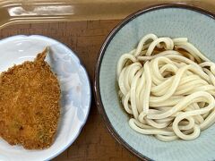 ぶっかけうどんで、トッピングはアジフライ。510円。
山越うどんに近い喉ごしですね。