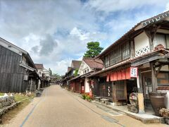 吹屋の街並みです。ベンガラと石州瓦の赤色が特徴的で、とても良く保存されています