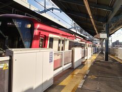 午前中だけテレワークでお仕事して、15時半頃に最寄り駅を出発です。福岡にいた頃は、夜の便でも日中に福岡→東京の移動が必要で1日潰れちゃうけど、東京だとこういうスケジュールができて便利。
成田空港までは、途中で2回乗換して1500円です。前回のNY旅で利用した東京駅からのバス移動も考えたのですが、こっちのほうが200円くらい安いのと、大きなスーツケースを抱えて移動しなくていいラクさが勝って、初のALL電車移動です。
