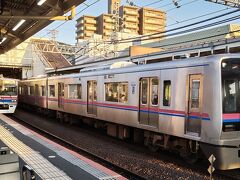 京成高砂駅で最初の乗り換えです。乗換って言っても、隣にズレるだけなので移動距離わすが4メートル。この後も京成成田駅で乗換でしたが、これまた4メートル歩く程度でした。