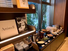 翌朝、7時のオープンと同時に1階のBLUE BOOKS cafe OKINAWAで朝食です。
管理栄養士が監修した美肌効果、高鉄分など栄養素を“見える化”し美味しい×ヘルシーを両立した“Eatwell”な朝食だそうです。