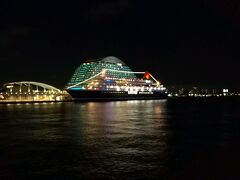 クルーズ4日目。

神戸にて下船。
あっという間の3泊4日でした。

夜景が綺麗な神戸港。

1泊します『ホテル ラ・スイート神戸ハーバーランド』さんへチェックイン。

