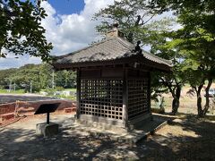 見たかった多賀城碑はがっしりとした柵ごしに見学できました。