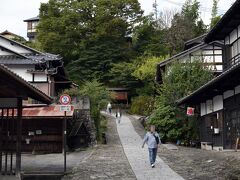 晴れてきましたが、平日の夕方近くなので人は少な目です。宿場街には下りの上入口と登りの下入口があるのですが、下入口から入ります。