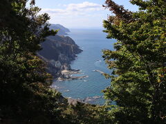 いったいクネクネ道はどこまで続くのか勘弁してほしいと思っていたころやっと現れました「仏ヶ浦」
事前リサーチ時点から楽しみにしていたスポットです。