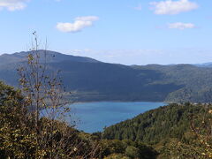 ここからは恐山に隣接する「宇曽利山湖」が一望できました。
この旅行は全般的にお天気が良くて本当にラッキーでした。