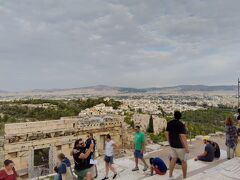 パルテノン神殿からアクロポリスを見る