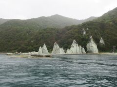 やってきました仏が浦。この時点では少し雨は小降りになっていたので、少しでも上陸できるかな、とも期待しましたが船長の判断は上陸不可遊覧のみ。

丁度見えているのが船着き場のあたりで、天気が良ければ上陸して３０分程自由に散歩することができます。

ゴエモン「なるほどその名の通り仏様のような岩が林立しているね。」

