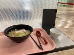 教養部あたりにある生協の北部食堂に入ってみました。
北大塩ラーメンというのか、まあまあの味でした。