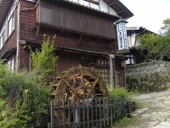 馬籠茶屋の前にも少し小ぶりの水車がありました。