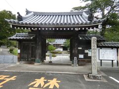 常栄寺は山口市の郊外宮野にある臨済宗の寺で雪舟が作庭した庭が雪舟庭として有名である。
元々は大内正弘公の別邸で、正弘公が雪舟に依頼して造らせたと伝えられている。
正弘公の母、妙喜寺殿が亡くなると菩提を弔う為に別邸を寺とし「妙喜寺」となった。
一方常栄寺は毛利元就が長男隆元の菩提を弔う為に安芸の吉田郡山城内に建てられた。
ちなみに洞春寺も毛利隆元の妻の菩提寺妙寿寺も吉田郡山城内に建てられた寺である。
毛利輝元が関ヶ原の戦い後厳封されて萩に移封されると常栄寺は大内盛見の菩提寺国清寺に移転し常栄寺に、毛利隆元夫人の菩提寺妙寿寺は妙喜寺に移転して妙寿寺になった。
更に幕末、文久３年（1863年）に毛利敬親公が萩から山口に城を移した時に萩城内の各菩提寺を山口に移転した。
その結果妙寿寺は毛利隆元の菩提寺常栄寺となり、かつ毛利隆元夫婦の菩提寺になった。
大正15年には隣家から出火、その延焼で当寺は鐘楼と宝蔵を残して全焼したが幸いにも諸仏・宝物や文書類は運び出されて無事だった。
常栄寺は都合３回ほど火災にあって焼失している。その為室町時代に建てられた建物は残っていない。
本堂が再建されたのは昭和８年で、諸堂の建設など復興には四十数年を要したそうだ。
写真は常栄寺の山門。

