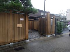 　次は原田二郎旧宅を訪問。
　原田二郎旧宅は殿町に残る江戸時代末期の武家屋敷であり、松阪市指定有形文化財に指定されています。平成24年10月10日（水曜日）から一般公開が始まりました。