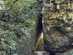 斎場御嶽…世界遺産にも指定された沖縄で最も神聖とされている所。
有名な三角岩の手前までは行けましたが、この日は中には入られませんでした(&#128557;)
しかし今もなお信仰が続いていて、地元でも大切にしている場所であることは強く感じました。
前日の雨の後だっただけに、久高島遥拝所からの眺めは気持ち良かったです(&#758;~&#7620; &#8315;&#811; ~&#7621;&#757;)