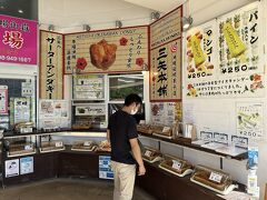 斎場御嶽へ行くには、近くの地域物産館に車を停めて少し歩くことになる。
そもそも斎場御嶽の入場券はこの物産館で購入する必要があるのだ！
斎場御嶽見学から戻り、沖縄の物産を物色しました。
喉が渇いていたので、まずはミキというドリンクを購入しすぐに飲み干す。
お米でできた飲み物ということだが、ノンアルコールの甘酒って感じで、喉の渇きを癒すには少しくどかったかな。
また評価の高い三矢本舗のサーターアンダギーも売っていたので、ドライブのお供に購入！
何種類かあったが、ノーマルにプレーン、久高島の塩を使った塩ごま、沖縄らしい黒糖と紅芋、少し気になったモカの5つを購入。
この後、間食として大活躍してくれました。
結果としては、プレーンが万人ウケする間違いのない旨さでしたが、その旨さに黒糖・モカの香がするのも好きかなぁ&#12316;