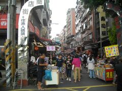 水辺から戻って、歩行者天国となっている公明街商店街へ。両側に飲食店や土産物屋が続く商店街。ジュースなどの屋台売りもあり、かなり混んでいる。カオティックなところがお祭りっぽくてよい。