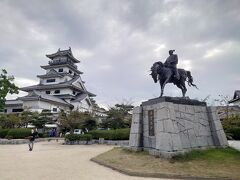 藤堂高虎公の像が今治城の手前に建っていました。