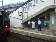 塩川駅を通過中。
私がさっき喜多方駅で見たフルーティア号とすれ違う。
運転士さんや地元の方？が手を振っていた。