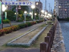 港の方へ歩く途中、今治城を通過しました。
この日はシティーマラソンが開催されるようで、お堀のところには横断幕が掲げられていました。