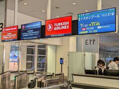 羽田空港第3ターミナル。仕事を終えてそのままやってきました。夜は空いてるのかな？保安検査は直ぐに終わりました。