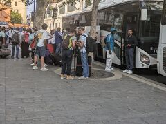 ミラノ中央駅の、駅前広場や市内に向かって右側にバス停があり、そこに降ろされる。急いで地下鉄駅に向かい、切符を買って、地下鉄に飛び乗る。