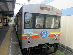 10時になったので駅に戻ります。水間鉄道の駅はローカル鉄道らしい小さな駅。
少しすると車両がホームに入線してきました。降りてきた客は20人ほどいたでしょうか。