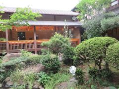 五風荘。こちらも岸和田城のすぐそばにあります。日本庭園をながめながら食事ができる料亭ですが、食事をしなくとも庭を散策することができます。
昔は城内だったのかお城と親和していました。