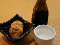 ひと休みした後、夕食のために外に出る。そこで、前回休みで入れなかった駅前の居酒屋『茜屋』に入った。しかし、これが間違いであった。通されたのは、一人なのに、何故か二階の12人用個室。しかも、隣は大騒ぎしている学生たち。一階のカウンター席にして欲しかった。とりあえず、五戸の『如空』を頼んだが、かなり小さい徳利に少ししか入っていない。