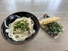 冷たいぶっかけうどんに鶏と春菊の天ぷら