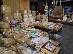 その中に、竹細工などの荒物を扱う『茣蓙九・森九商店』がある。江戸時代から続く商家である。初めて中に入ったが、懐かしい品物がたくさんあり、目移りしてしまう。危うく、菅笠を買いそうになってしまった。