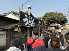 四国3日目の朝は、これまたうどん県の人気店『がもううどん』
8:30の開店に合わせて到着したが、既に人人人！
40人位は並んでたのではないか&#8264;
しかし回転が早く、10分程度でうどんにありつけました。
うどんも美味いがちくわ天も美味い。
平日の9時前でこんなに並ぶなら、土日は恐ろしいことになってそうだ&#10071;&#65039;