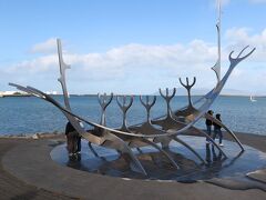 海岸沿いに出て東へ歩いて行くと、サン・ボイジャーというオブジェがある。
アイスランドの芸術家ヨン・グンナル・アルナソン氏によるステンレス製の作品で、中世の北欧諸国を席巻した海賊ヴァイキングが使用した船がモチーフとなっている。