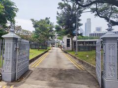 そこには、セント・アンドリュース大聖堂(St Andrew's Cathedral)があります。四隅にある入口から入ります。