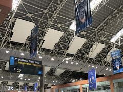 サビハ・ギョクチェン空港に到着！

トルコの空港では、日本の空港と違い、入る前に金属探知ゲート？とカバンを謎のベルトコンベアに流す作業があります。保安検査とはまた別で。
そういえば地下宮殿でも入る前に金属探知ゲートの中を通らされました。

セキリュティチェックが厳しいですね。


イスタンブール空港に比べると規模は小さいですが、ところどころにある木目調のデザインが温かみを感じさせてくれるので、すぴ的には結構好きです。