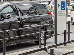 新幹線に乗っている時間は、あっという間に過ぎました。

名古屋駅太閤通口。送迎のスペースがあるのですが、車がいっぱい！！！
帰りは、やっちゃんが一人で車を取りに行ってくれました。
送迎スペースで待つ私と母とたかちゃん。

ん？？？
マクラーレン？？？

あっ！そうか！鈴鹿でF1が始まってる。

マクラーレンの、黒いアルファードかヴェルファイアか知らんけど、２台、ず～っと停まっています。
ちょっとだけ邪魔だなぁと感じた私でした。

帰宅して、F1大好きな主人にお話ししてあげました。
「マクラーレンのお迎えの車が邪魔だったんだよね～！」って。(笑)

往きと同じように、まずたかちゃん家に行き、今回の旅行の精算をしました。
母の分は３人でお支払い。
ふたりとも、ありがとうね！
やっちゃんの運転で、母を送って、私も家まで送ってもらいました。

無事に、京都女子旅終了～！
