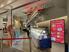 横浜『横浜ポルタ』B1F【Fruitspeaks】

2023年3月10日にオープンしたフルーツパーラー【フルーツピークス】
横浜ポルタ店のエントランスの写真。

福島県に本店があるフルーツカフェ。
テイクアウトなら東京や新宿、池袋などにも店舗があります。

店内のカフェを利用するので、整理券を受け取ります。
この前、お店の前を通った際は行列ができていましたが、
今日はすぐに案内していただけました。