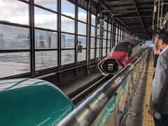 盛岡駅で下車

秋田新幹線車両と離れるところは多くの人が動画撮っていました