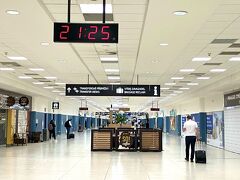 プラハ空港に着きました。
荷物を受け取ったりしていたら
21:25になりましたね