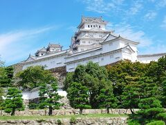 本州に上陸後、早島ICで高速を下車、あとは国道2号線で姫路へ向かいました。
姫路城に到着したのが、11時近く。
結構早く到着しました。
青空に白いお城が映えています。
入城チケットは1000円です。
