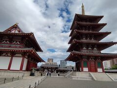 新世界から近い、四天王寺に来ました。
日本最初の仏教のお寺らしいです。
戦争や自然災害により焼失していますが、忠実に再現されているそうです。