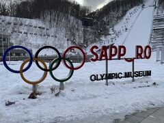 ☆大倉山ジャンプ競技場☆

札幌オリンピックはリアルにみていました。
1972年にメダルを独占した日の丸飛行隊の雄姿を見て、子供ながらに興奮したのを覚えています。
そんな場所に来るなんて当時は思いもよらなかったでしょうに。

オリンピックのマーク周辺では皆が写真を撮っていました。人がいないときがなかった。ほんの一瞬のシャッターチャンスで撮りました。
