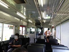 　なぜか豊肥本線との接続が悪く、次の熊本方面の列車までは47分待ち。ちょうど阿蘇方面の列車が入ってきたので、１駅逆方向へ行ってみることにしました。
　さすがは夏の阿蘇、普通列車もほぼ満員です。
