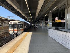 名古屋13時43分着。
ここで昼食をとるために下車します。