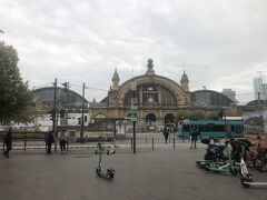 フランクフルト中央駅にやって来ました。
ヨーロッパでよく見る頭頂式のプラットフォーム