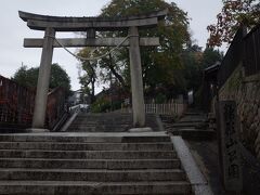 アーケード出口の横には、小山(鶴形山)と神社。
阿智神社は、倉敷村の産土神である宗像三神を祀ります。海岸線から遠く離れたこの土地がなぜ海上安全の神様を祀っているのか？という素朴な疑問。
