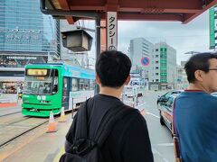 ８日　エアポートライナーで広島駅新幹線口　ekieのスーパーでお土産（家用）を買ってトランクに詰め込み、タクシーで今回の宿ENHOTELへ　流しのタクシーはつかまらず
タクシー乗り場へ　初めて見る広電　雨がぽつぽつ降ってきた　ekieは飲食店とお土産品がずらりありなんでもここでそろいそう　でもすごい人！人！