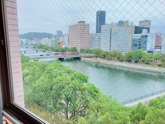 ８日　ENHOTEL　窓からの景色　京橋川にかかる柳橋が手前に見える　なかなかいい景色