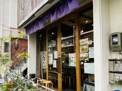 朝ご飯はホテルから徒歩3分くらいのところにある「まるたま」へ。
沖縄の味噌の専門店。
以前一度夜に来たことがあります。