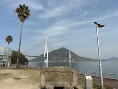 道の駅から見る多々羅大橋
大三島を離れ、いよいよ広島県福山市へ…本州へ戻ります。
しまなみ海道に再び乗る前に道の駅で小休憩。
柑橘類のジュースとはっさく大福をいただきました！
はっさく大福?&#8263;どんなものかと思っていましたが、大福のほのかな甘さに、はっさくのスッキリした瑞々しさが、面白い味わいであり、あと口も良かった。
